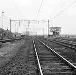 167136 Afbeelding van de zuidzijde van het emplacement van het N.S.-station Elst te Elst (Elst aansluiting), gezien in ...